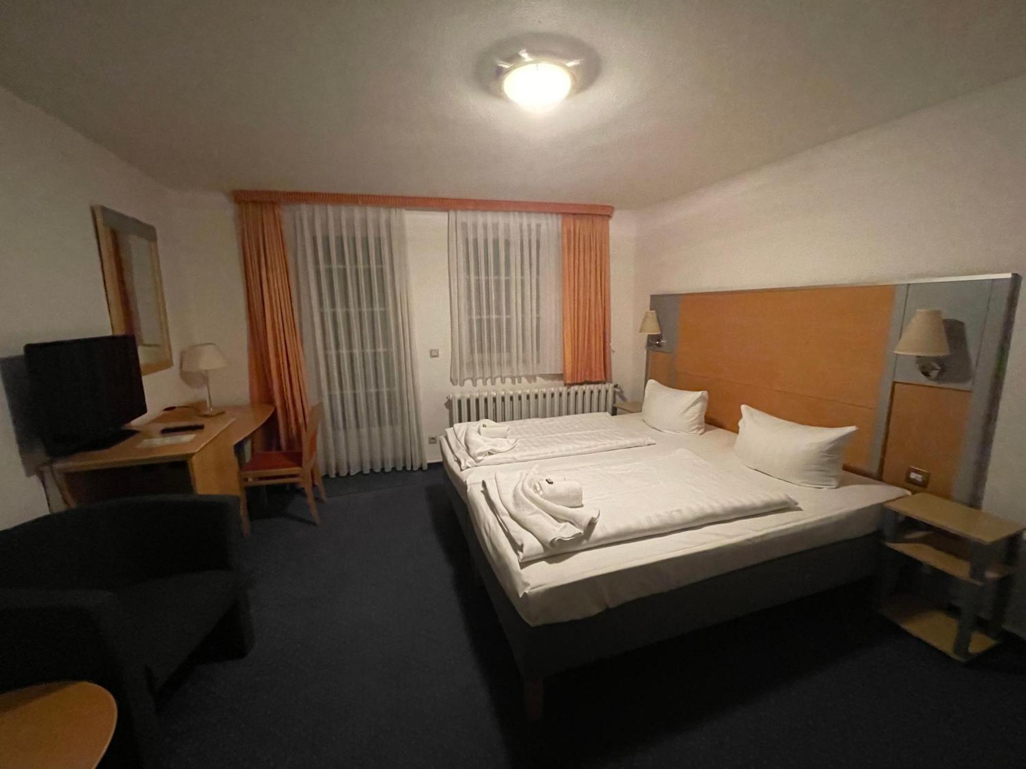 Zum Hotel
